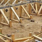 Jak vyrobit bednění pro pásový základ vlastníma rukama + jakou desku byste měli použít